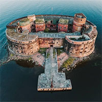 Pháo đài cổ nổi lên giữa mặt biển ở Nga cùng lịch sử bí ẩn thu hút du khách