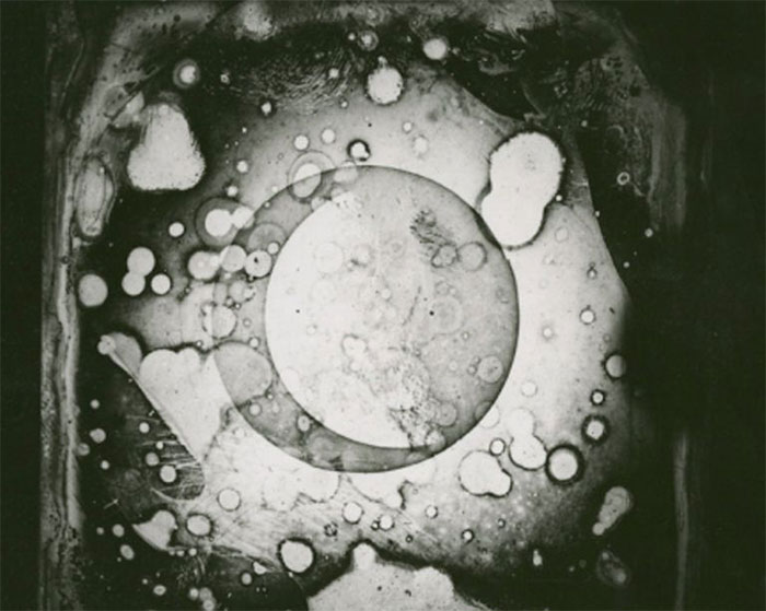 Bức ảnh đầu tiên chụp mặt trăng của một người có tên John W. Draper vào năm 1840