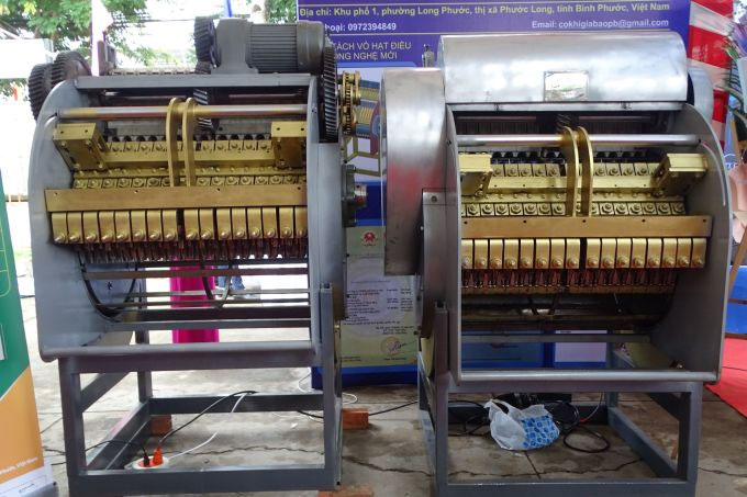 Anh nông dân Việt chế tạo máy tách vỏ hạt điều năng suất gấp đôi