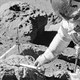 Tại sao các nhà khoa học lấy đất trên Mặt trăng đem về Trái đất còn ở sao Hỏa thì không?