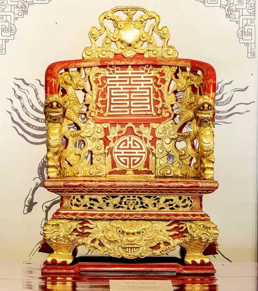 Chiếc ngai vàng đang được lưu giữ ở Bảo tàng Cổ vật cung đình Huế.