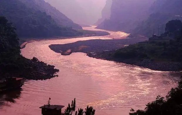  Sau cơn mưa, dòng sông chuyển màu đỏ. 