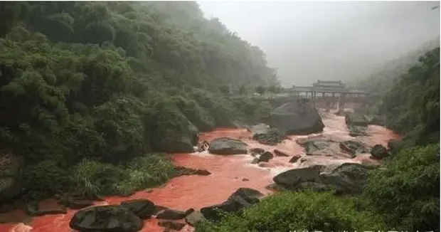 Mưa xuống, nước sông dâng cao bị trộn lẫn với loại bùn đất ở thượng nguồn nên nước sông có màu đỏ.