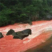 "Dòng sông đỏ" ở Trung Quốc: Mưa xuống đổi màu rực rỡ, thức uống làm từ nước sông này nổi tiếng ai cũng biết