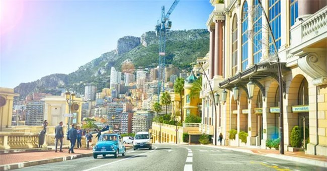 Ghé thăm đất nước chỉ rộng gần 2km2 nhưng đẹp như vương quốc cổ tích, cứ 3 người thì 1 người là triệu phú