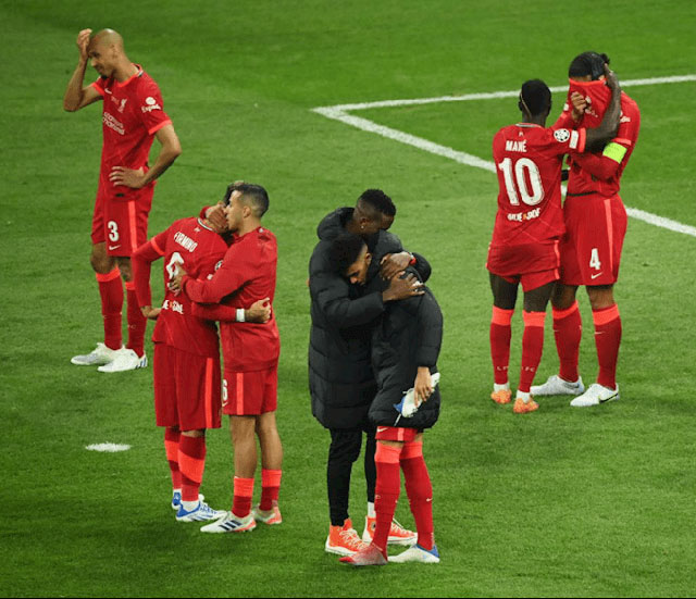 Các cầu thủ Liverpool khóc khi để thua Real Madrid trong trận chung kết UEFA Champions League 2021/22