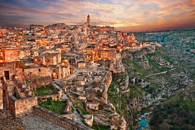 Lạc lối trong thành phố cổ kỳ lạ 9.000 năm tuổi ở Italy và độc nhất vô nhị trên thế giới