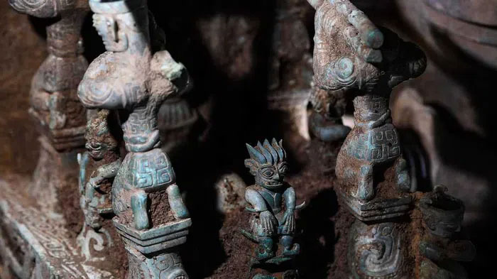 Bệ thờ bằng đồng được tìm thấy trong hố hiến tế số 8 tại di chỉ Tam Tinh Đôi.