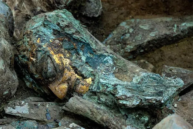 Phần đầu bằng đồng có mặt nạ vàng được tìm thấy từ hố hiến tế số 8 tại Tam Tinh Đôi.