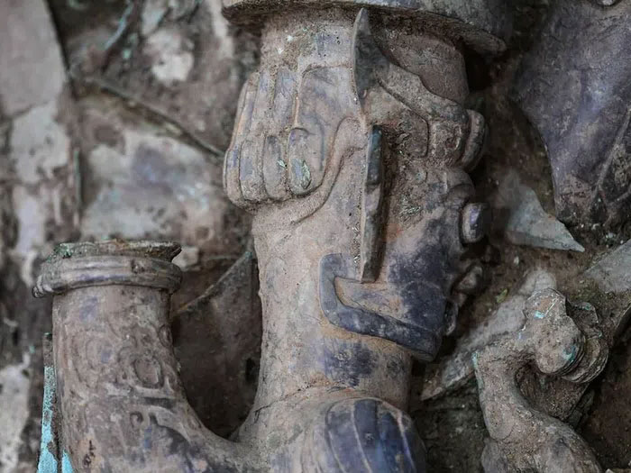 Tác phẩm điêu khắc được làm bằng đồng có hình đầu người và thân rắn.