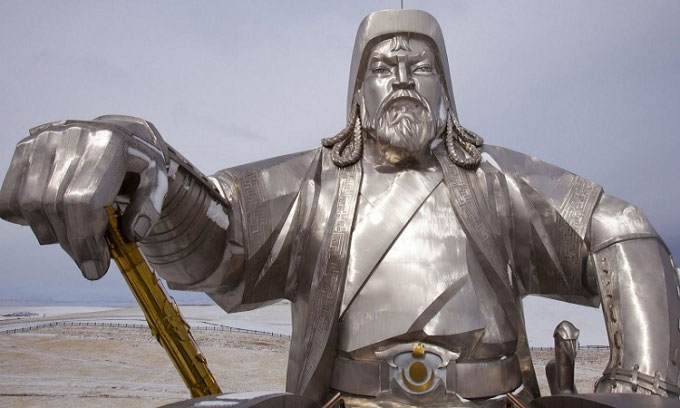  Tượng Thành Cát Tư Hãn trên bờ sông Tuul ở Mông Cổ. 