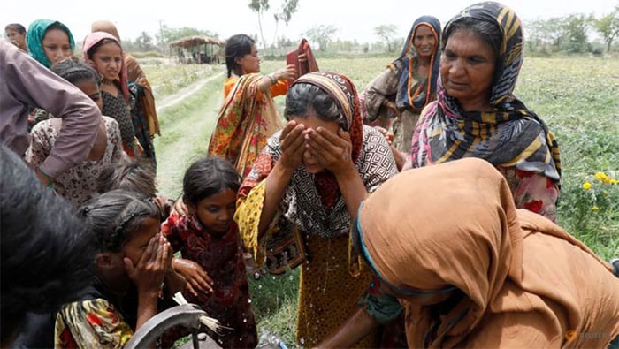  Nắng nóng kỷ lục khiến nhiều người dân, đặc biệt là phụ nữ ở Jacobabad gặp khó khăn. 
