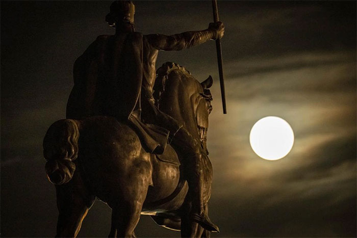  Một siêu trăng chiếu rọi tác phẩm điêu khắc Vua Tomislav