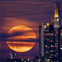 Hình ảnh ấn tượng về "siêu trăng dâu tây" trên khắp thế giới