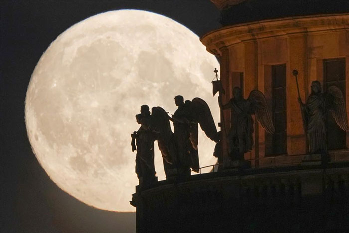 Ánh trăng chiếu rọi bức điêu khắc các thiên thần ở nhà thờ St. Isaak tại St.Petersburg (Nga)