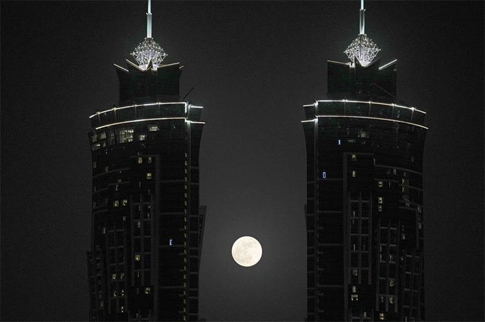  Trăng tròn mọc giữa hai tòa tháp ở Dubai, Các Tiểu vương quốc Arab Thống nhất (UAE) 