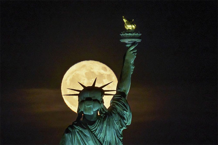 Hình ảnh ấn tượng về “siêu trăng dâu tây” trên khắp thế giới