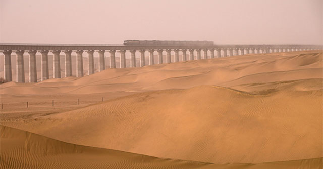 Trung Quốc vận hành đường sắt dài 2.712km bao quanh sa mạc