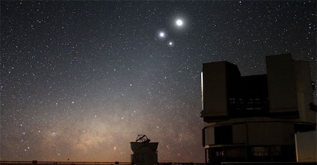 Chiêm ngưỡng hiện tượng thú vị và hiếm gặp: Thất tinh hội ngộ Mặt trăng!