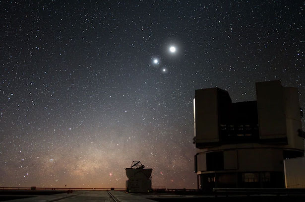 Mặt trăng tỏa sáng rực rỡ trên bầu trời Chile, gần đó là sao Kim và sao Mộc