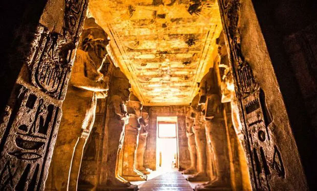 Đền thờ lớn ở Abu Simbel mất khoảng 20 năm để xây dựng. 