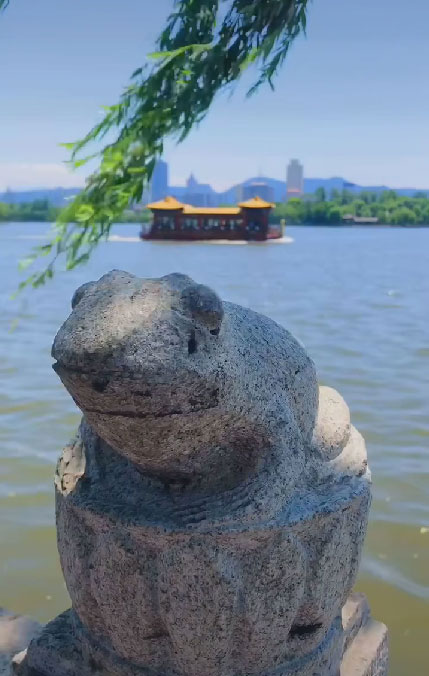 Tượng ếch bằng đá bên hồ Đại Minh.