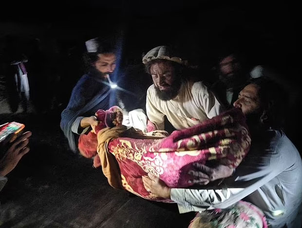 Hình ảnh hiện trường đổ nát sau trận động đất lớn tại Afghanistan khiến hơn 1500 người thiệt mạng