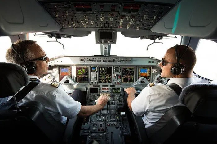 Phi công lên kế hoạch đảm bảo chuyến bay tuân thủ các quy tắc và sự an toàn cho chuyến đi.
