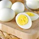 Tại sao khi luộc trứng thì protein của trứng lại bị đông đặc lại?
