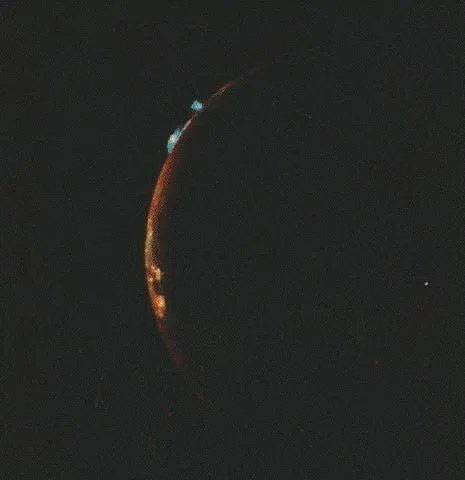 Hoạt động núi lửa trên bề mặt Io - một trong những mặt trăng của sao Mộc