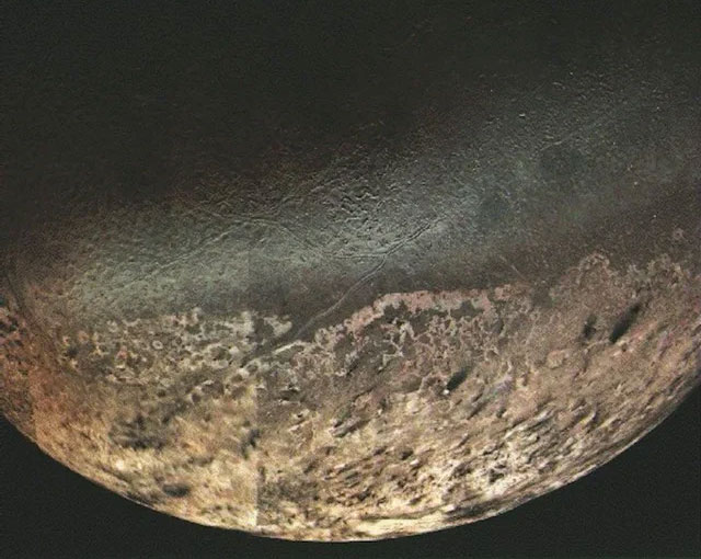 Mặt trăng Triton của sao Hải Vương, được tàu Voyager 2 nhìn thấy vào năm 1989.