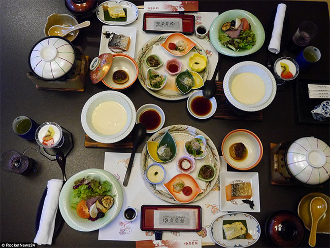 Nhà bếp của khách sạn luôn sẵn sàng phục vụ bữa ăn Miyama Kaiseki độc đáo.
