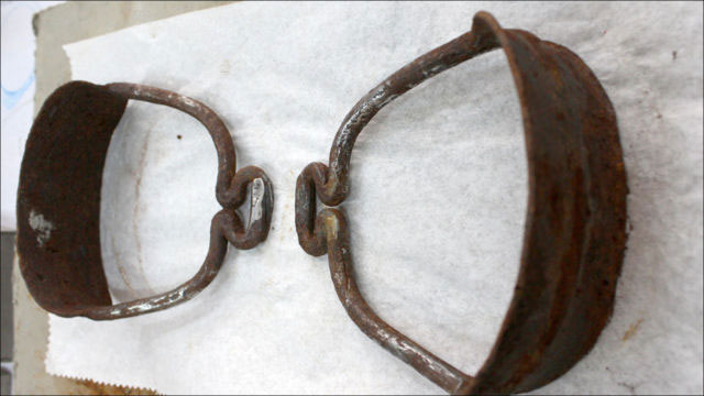 Hình ảnh 2 chiếc bàn đạp ngựa được khai quật hài cốt một phụ nữ Mông Cổ