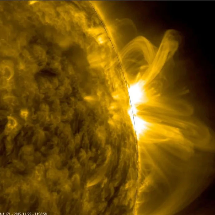 Một tia sáng từ Mặt trời, phóng vật chất vào Hệ Mặt trời