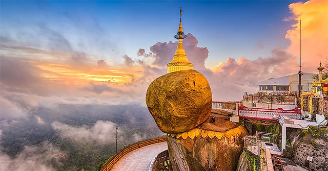 Tảng đá dát vàng đứng chênh vênh nghìn năm trên núi, thách thức mọi định luật vật lý Tảng đá dát vàng đứng chênh vênh nghìn năm trên núi, thách thức mọi định luật vật lý