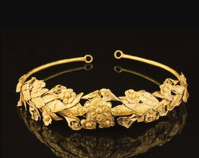 Vương miện Hy Lạp cổ đại bằng vàng nguyên chất nặng khoảng 100g.