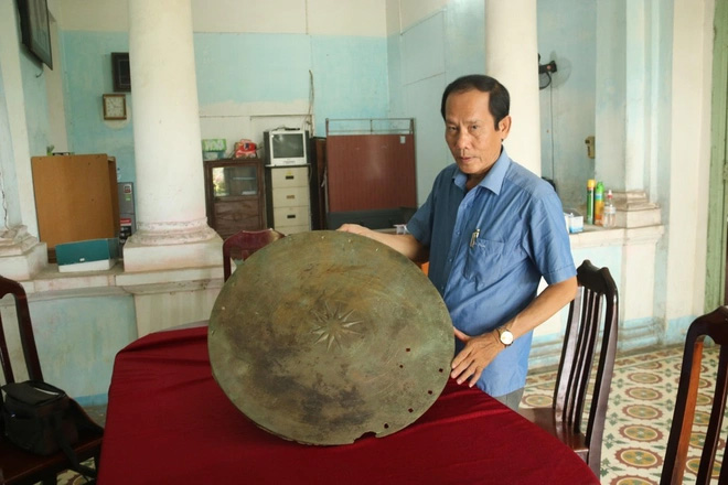 Cào lưới trên sông Hậu, ngư dân tìm được mặt trống đồng 2.300 năm tuổi