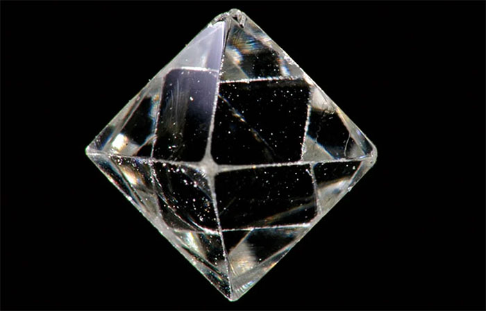 Kim cương có cấu trúc carbon giống nhau, nhưng chúng có thể hình thành theo những cách khác nhau.