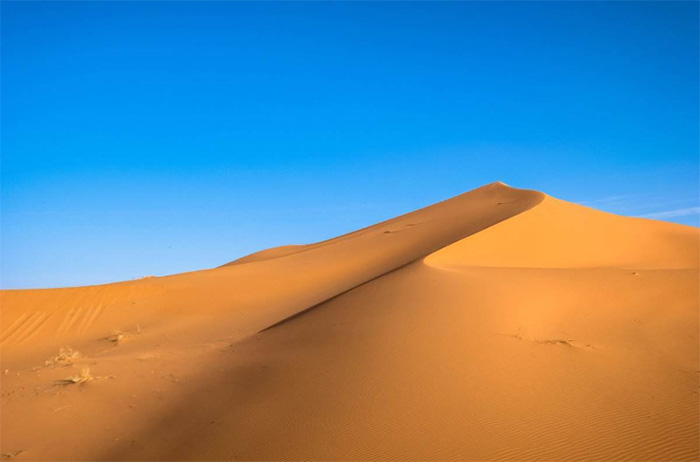Cát của sa mạc quá mịn và nhẵn nên không thể dùng trong xây dựng