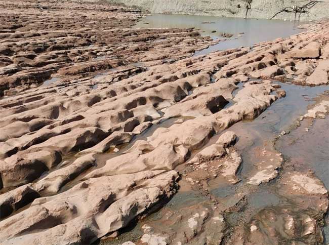 Bên dưới đáy của sa mạc là lớp đá nền không bị phong hóa