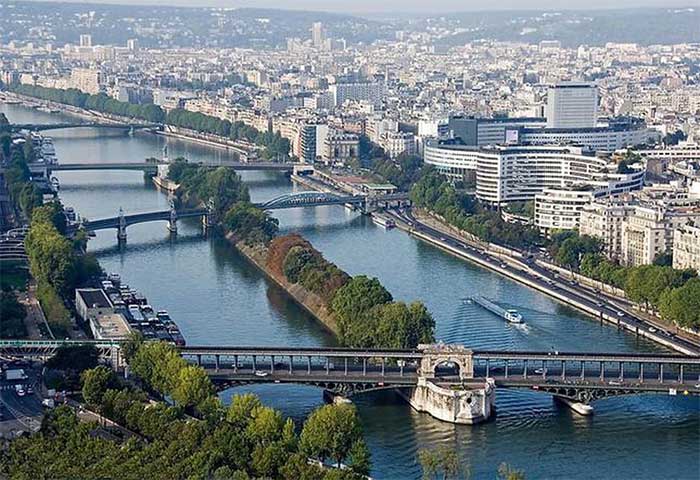 Sông Seine nhìn từ tháp Eiffel.