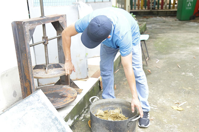 Độc đáo loại giấy làm từ... phân voi