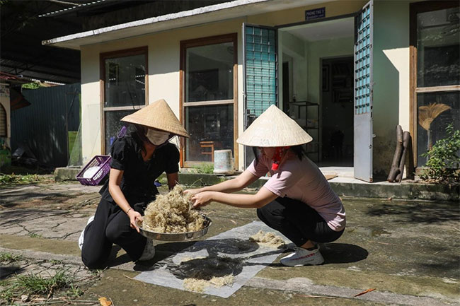 Độc đáo loại giấy làm từ... phân voi