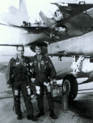 Ziv Nedivi (trái) và Yehoar Gal (phải) đứng trước chiếc F-15 mất cánh.