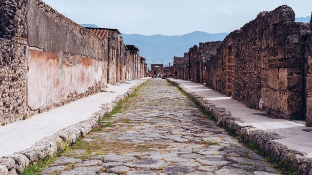  Con đường cổ xưa dẫn đến Rome. 