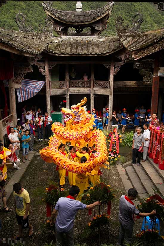 Thành phố bị thời gian bỏ quên ở Trung Quốc: Thiên nhiên hùng vĩ, thành cổ đậm màu quá khứ
