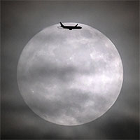 Ngắm hình ảnh kỳ thú khi máy bay "xuyên qua" siêu trăng từ Hà Nội