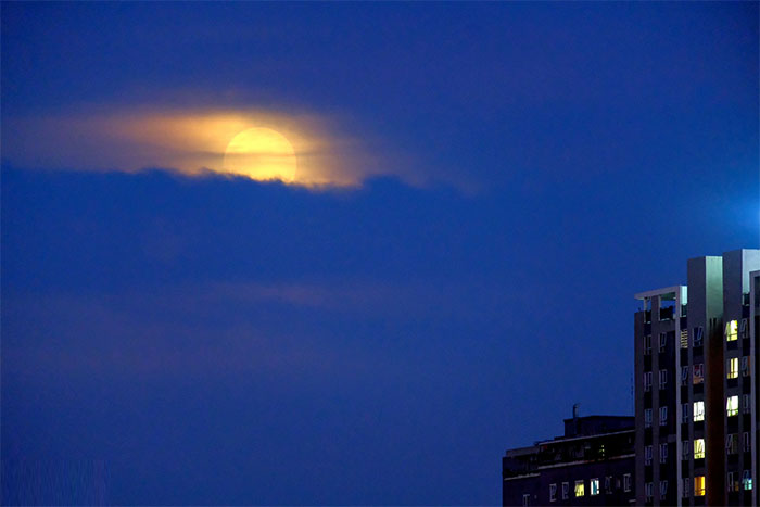 Ngắm hình ảnh kỳ thú khi máy bay “xuyên qua” siêu trăng từ Hà Nội