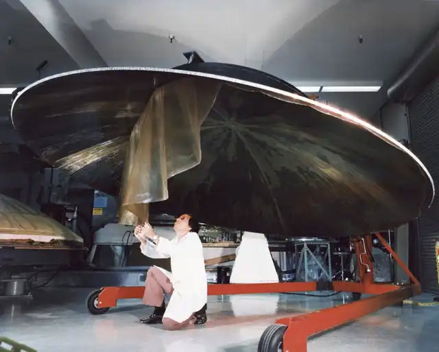 Một kỹ sư làm việc trên một ăng ten hình đĩa lớn của Voyager, vào ngày 9 tháng 7 năm 1976.