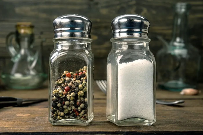 Những hạt muối, tiêu sẽ trôi nổi bồng bềnh chứ không rơi vào thực phẩm.